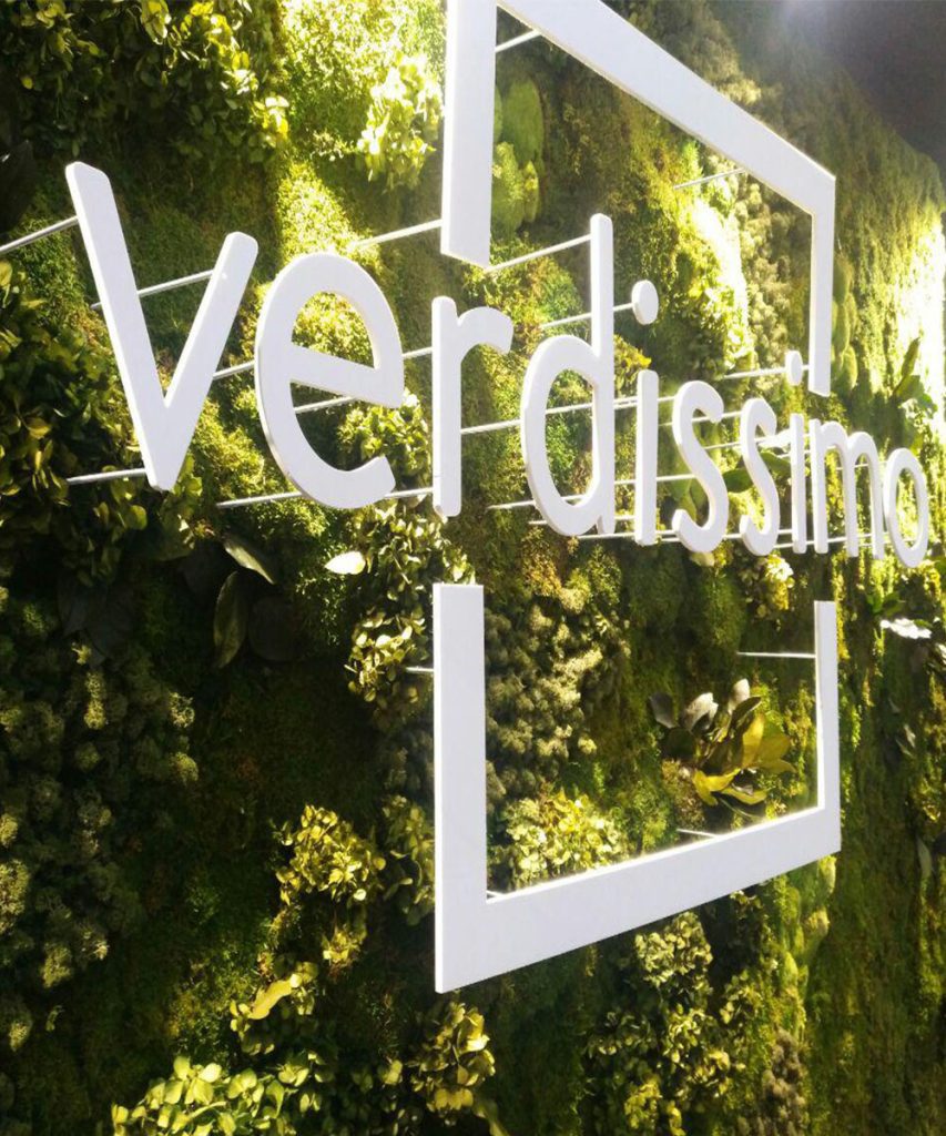 Logo vegetal sobre jardín vertical